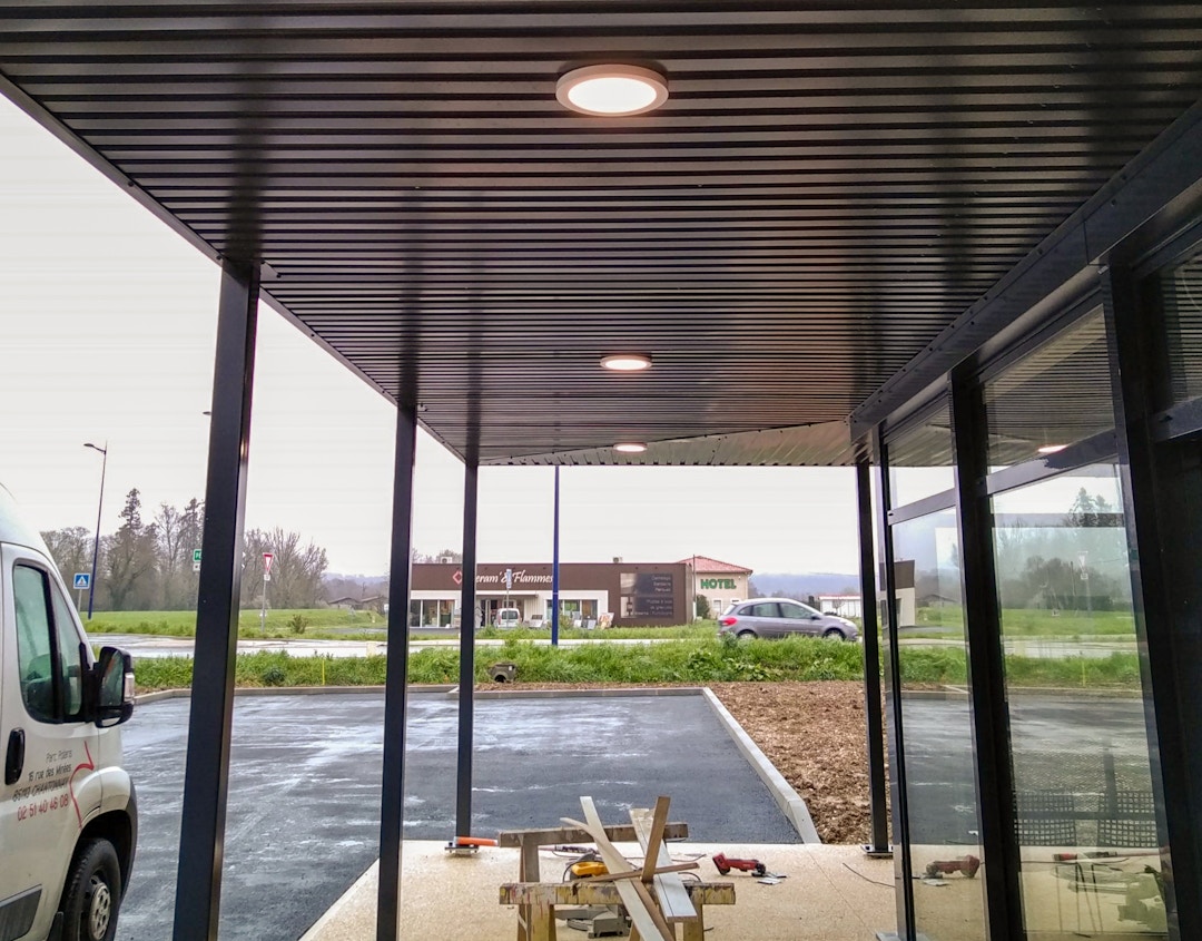 Électricité et services d'éclairage extérieur : véranda, jardin, allée