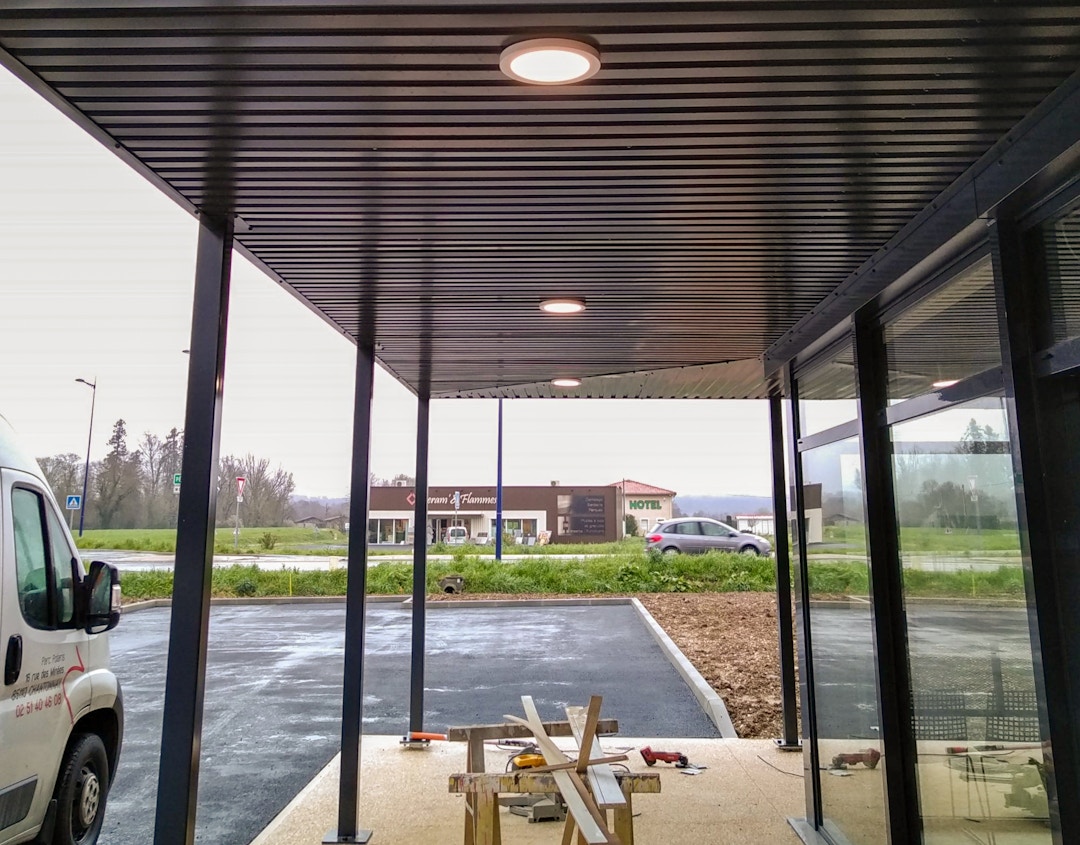 Électricité et services d'éclairage extérieur : véranda, jardin, allée