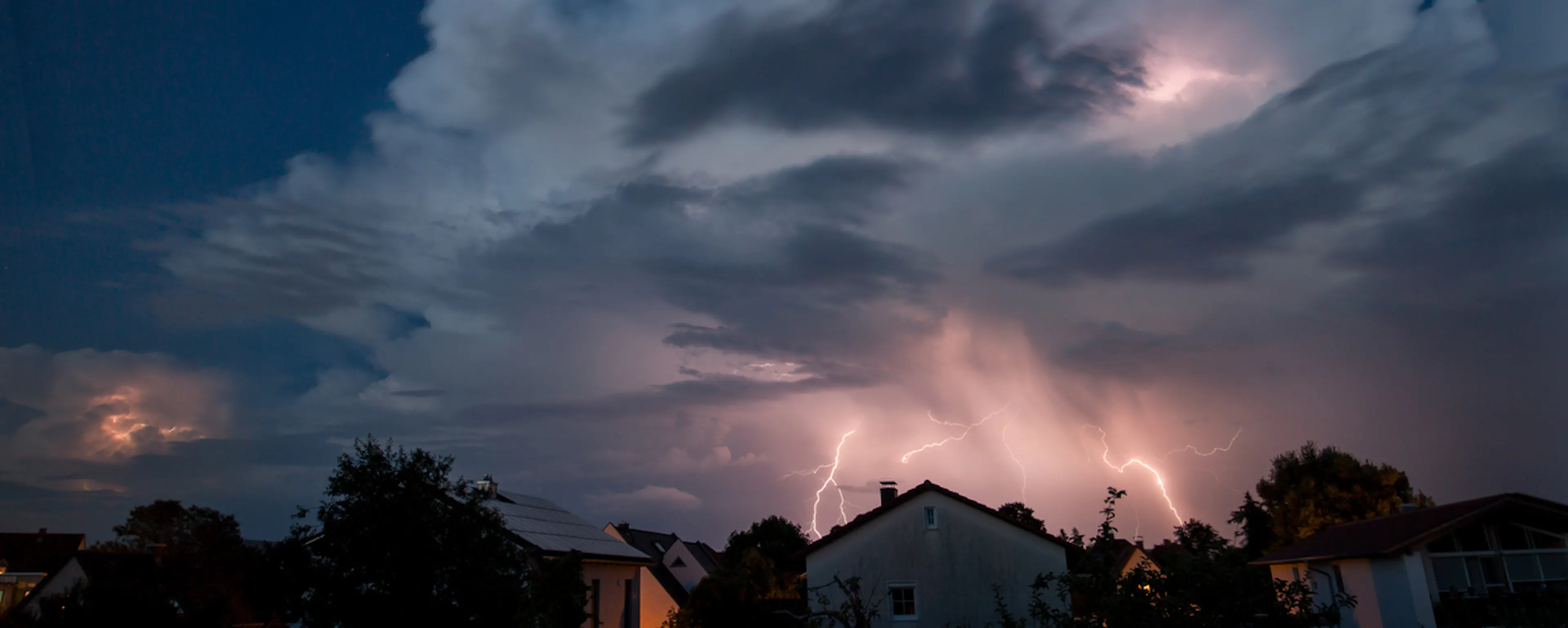 Appareils électriques : que faire en cas d’orages pendant l’été ?