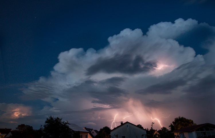Appareils électriques : que faire en cas d’orages pendant l’été ?