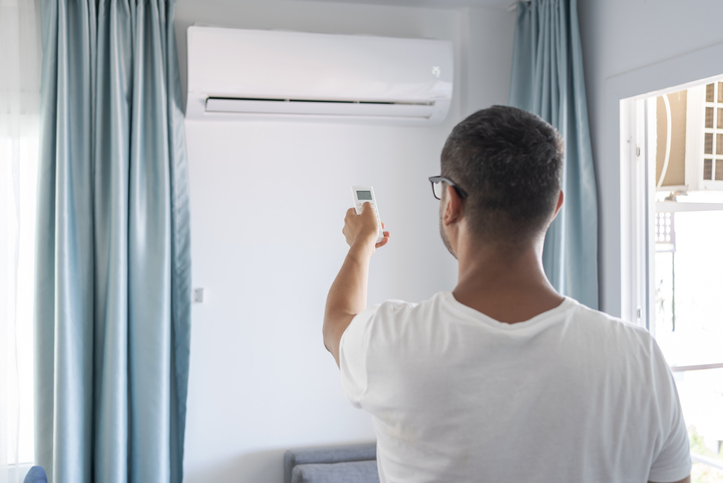 Ma climatisation souffle tiède : le guide complet pour s’en sortir