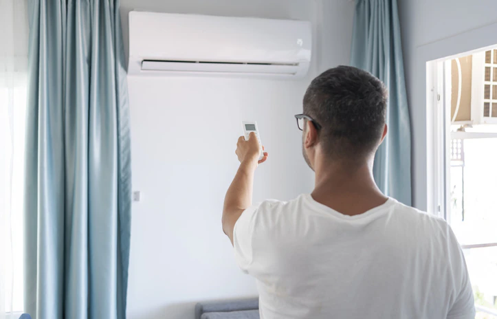 Ma climatisation souffle tiède : le guide complet pour s’en sortir