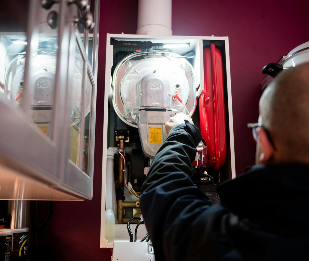 Visite d'entretien d'une chaudière par un technicien chauffagiste - Chauffage du Nord