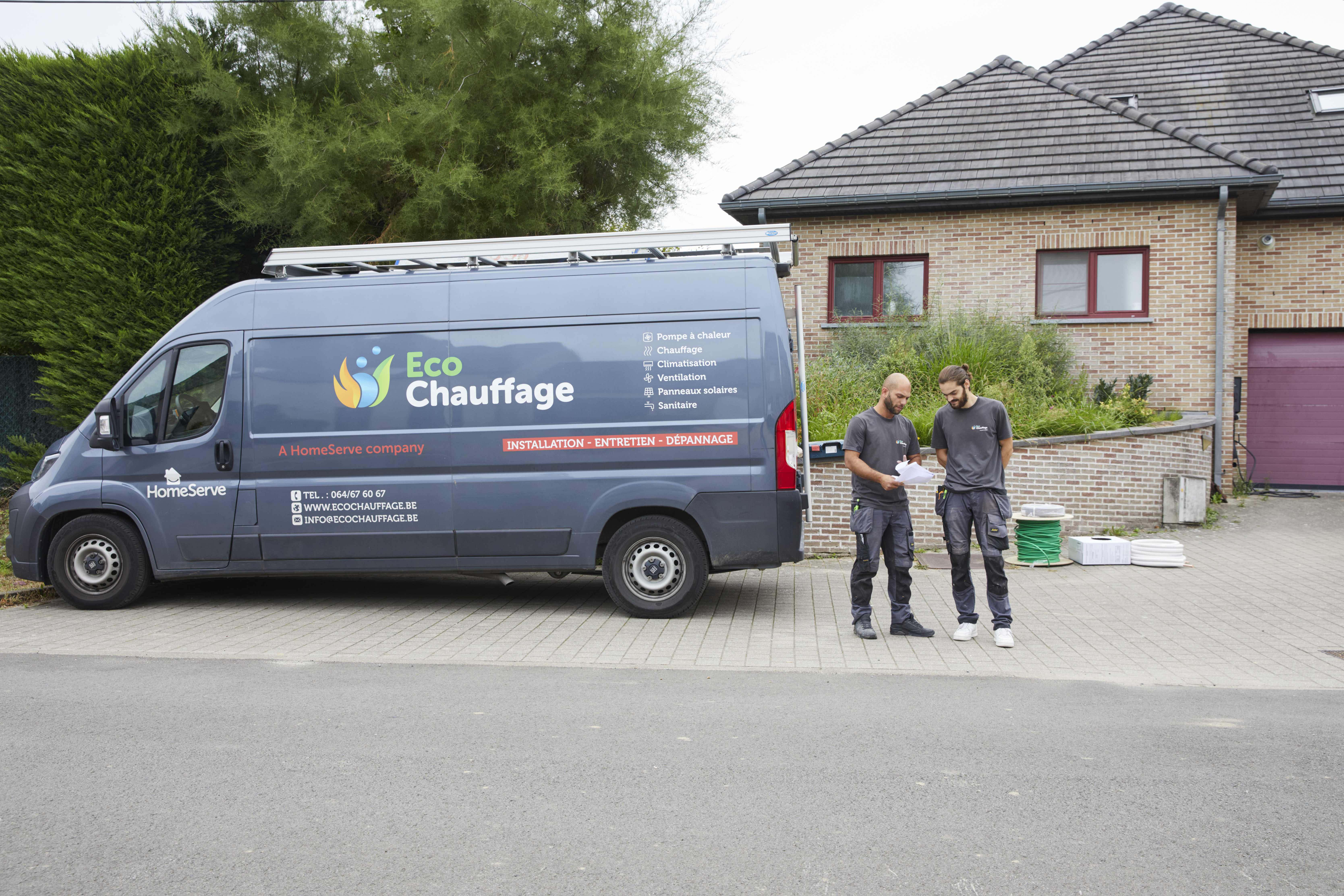 Technicien avec camionette