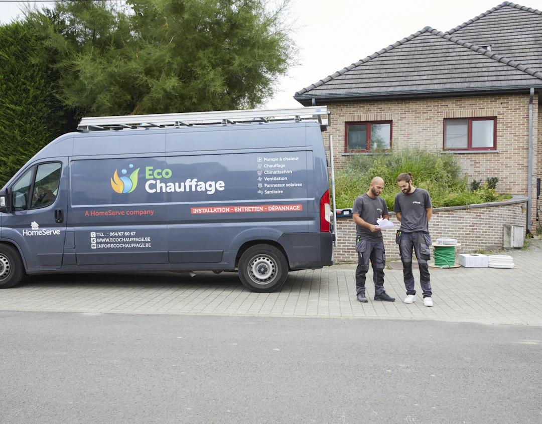 Technicien avec camionette