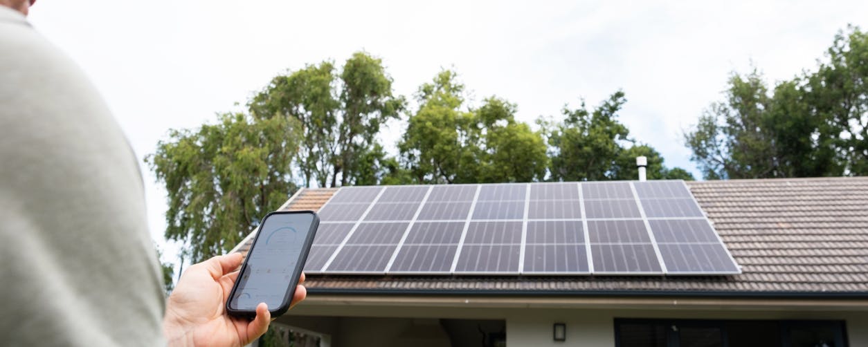 L'autoconsommation solaire se développe dans les Alpes-Maritimes : 6319 au second semestre 2024, soit une augmentation de 76%. EGS Energies décortique pour vous les chiffres clés du photovoltaïque dans le 06 !