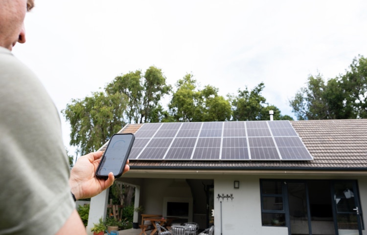 L'autoconsommation solaire se développe dans les Alpes-Maritimes : 6319 au second semestre 2024, soit une augmentation de 76%. EGS Energies décortique pour vous les chiffres clés du photovoltaïque dans le 06 !