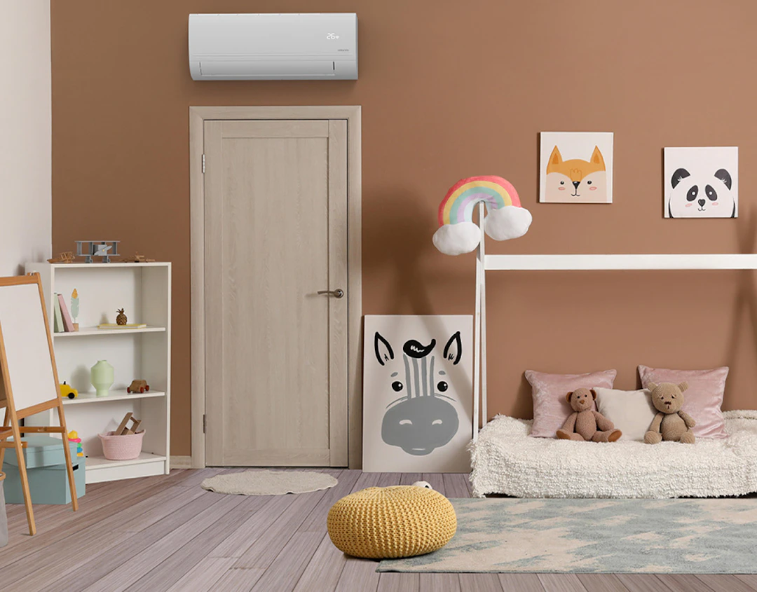 Visuel d'ambiance : l'unité de climatisation intérieure Atlantic Murao Smart blanche dans une chambre d'enfant