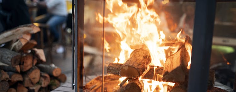 Poêle à bois ou à granulés : entretien professionnel à Lyon