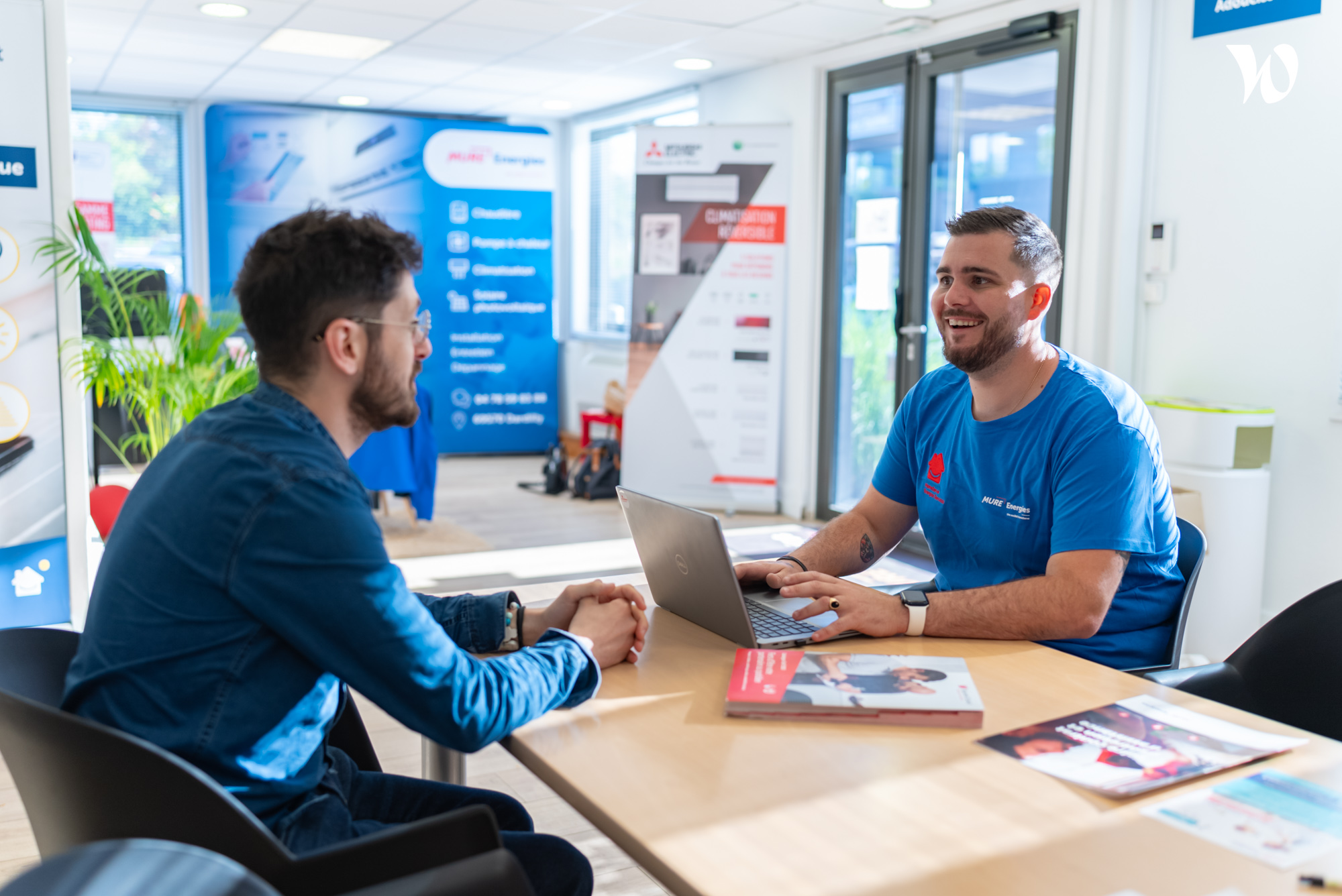 Agence SMT Energies de l'ouest lyonnais : un de nos techniciens renseigne un client sur les solutions disponibles pour sa maison