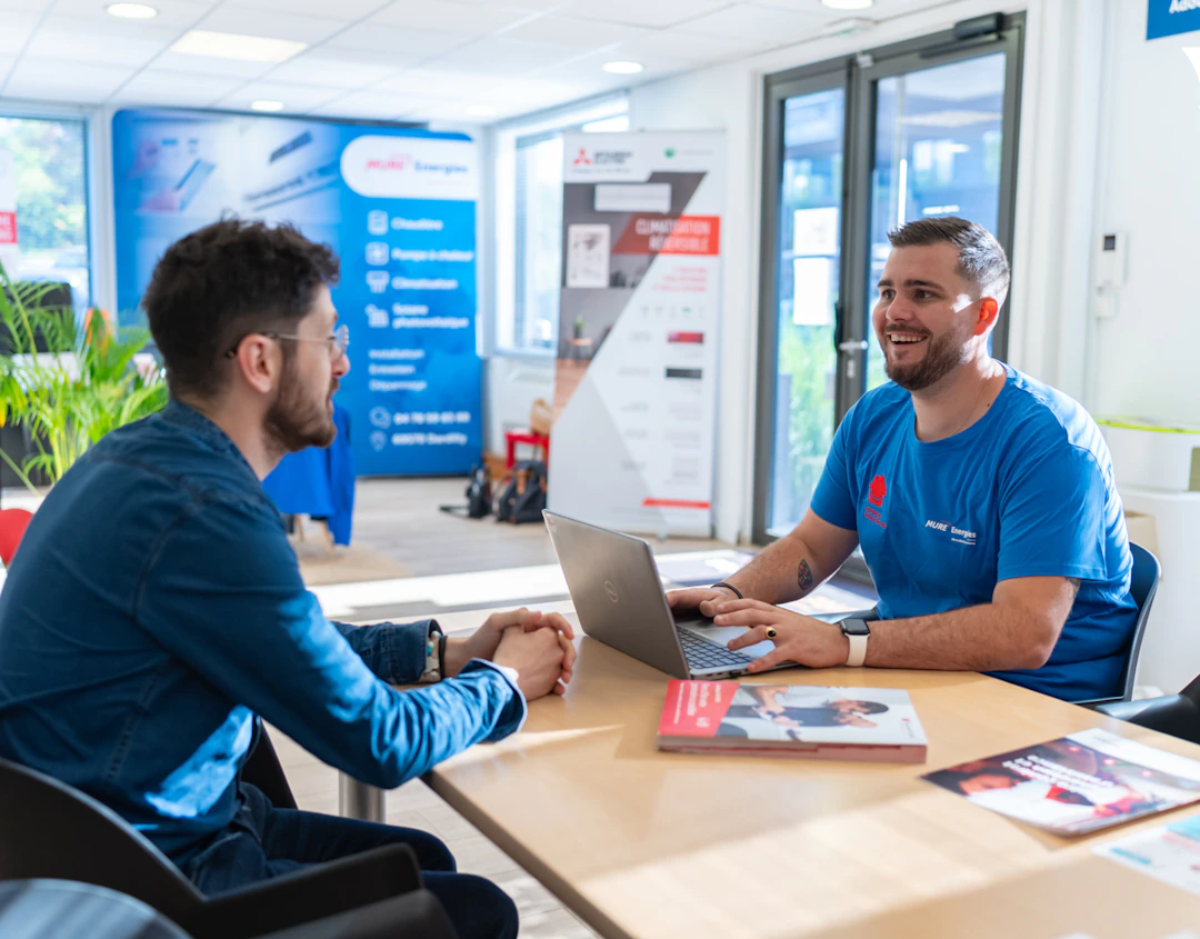 Agence SMT Energies de l'ouest lyonnais : un de nos techniciens renseigne un client sur les solutions disponibles pour sa maison