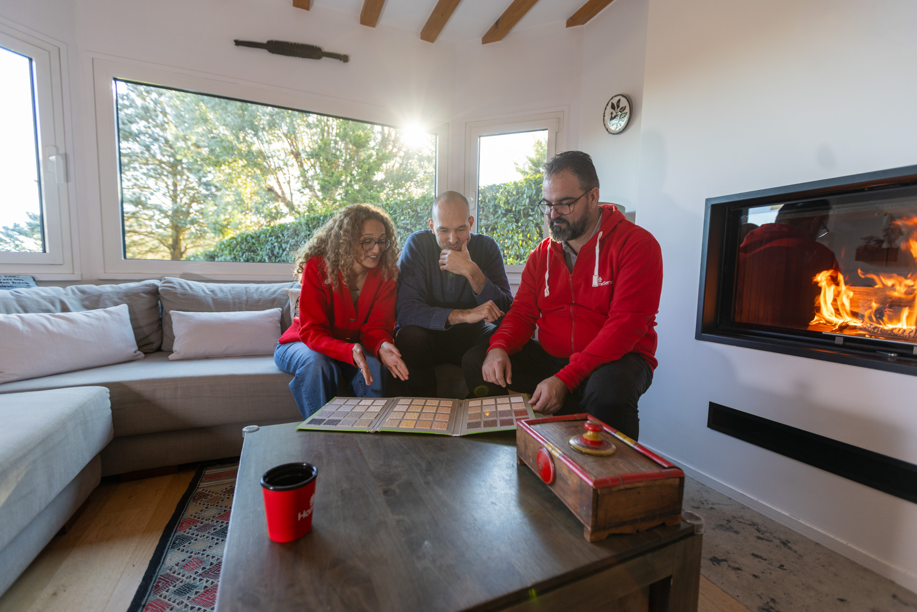 Conseiller technique HomeServe avec un couple dans leur maison : choix de l'isolation et de l'aspect de la façade