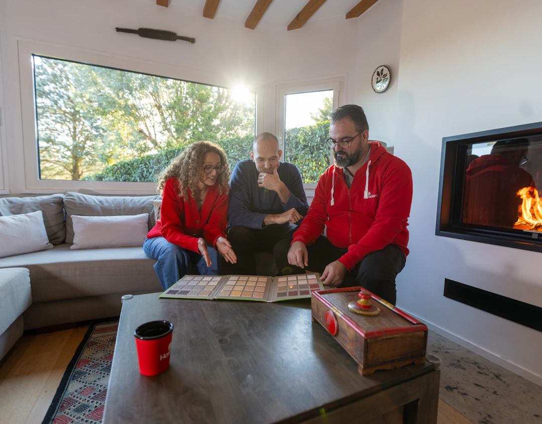 Conseiller technique HomeServe avec un couple dans leur maison : choix de l'isolation et de l'aspect de la façade