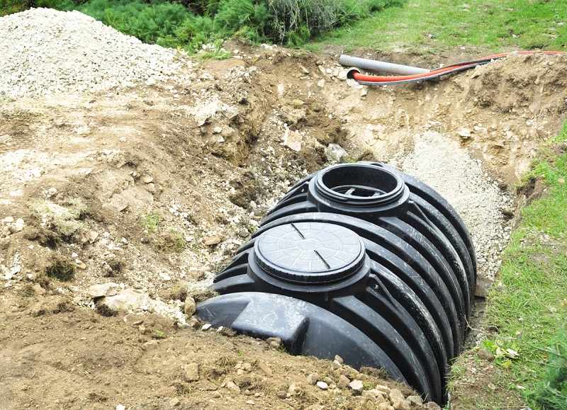 Fosse septique en plastique installée dans un sol excavé