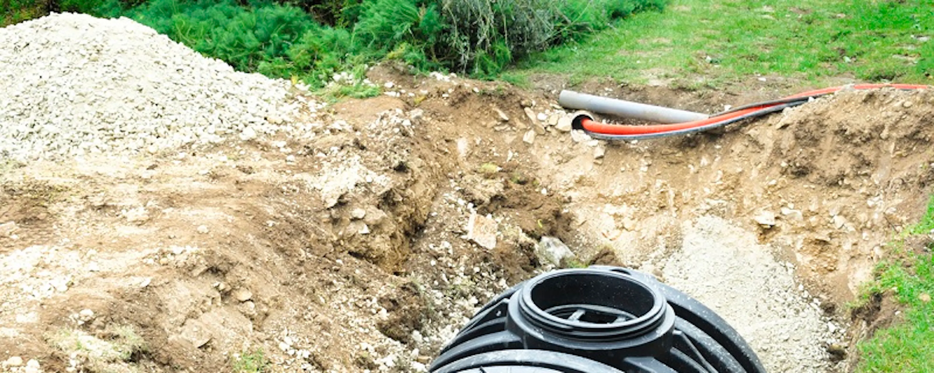 Fosse septique en plastique installée dans un sol excavé