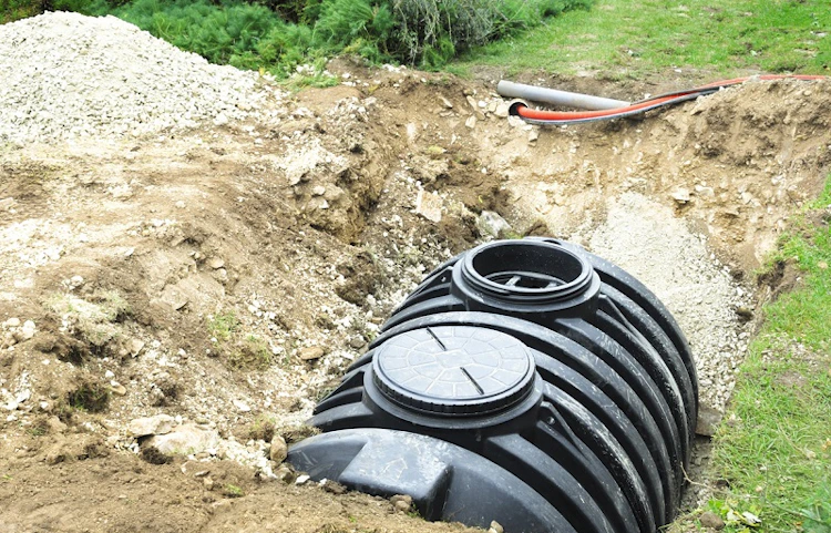 Fosse septique en plastique installée dans un sol excavé