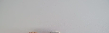 Mains vissant un support de plafonnier rond avec tournevis