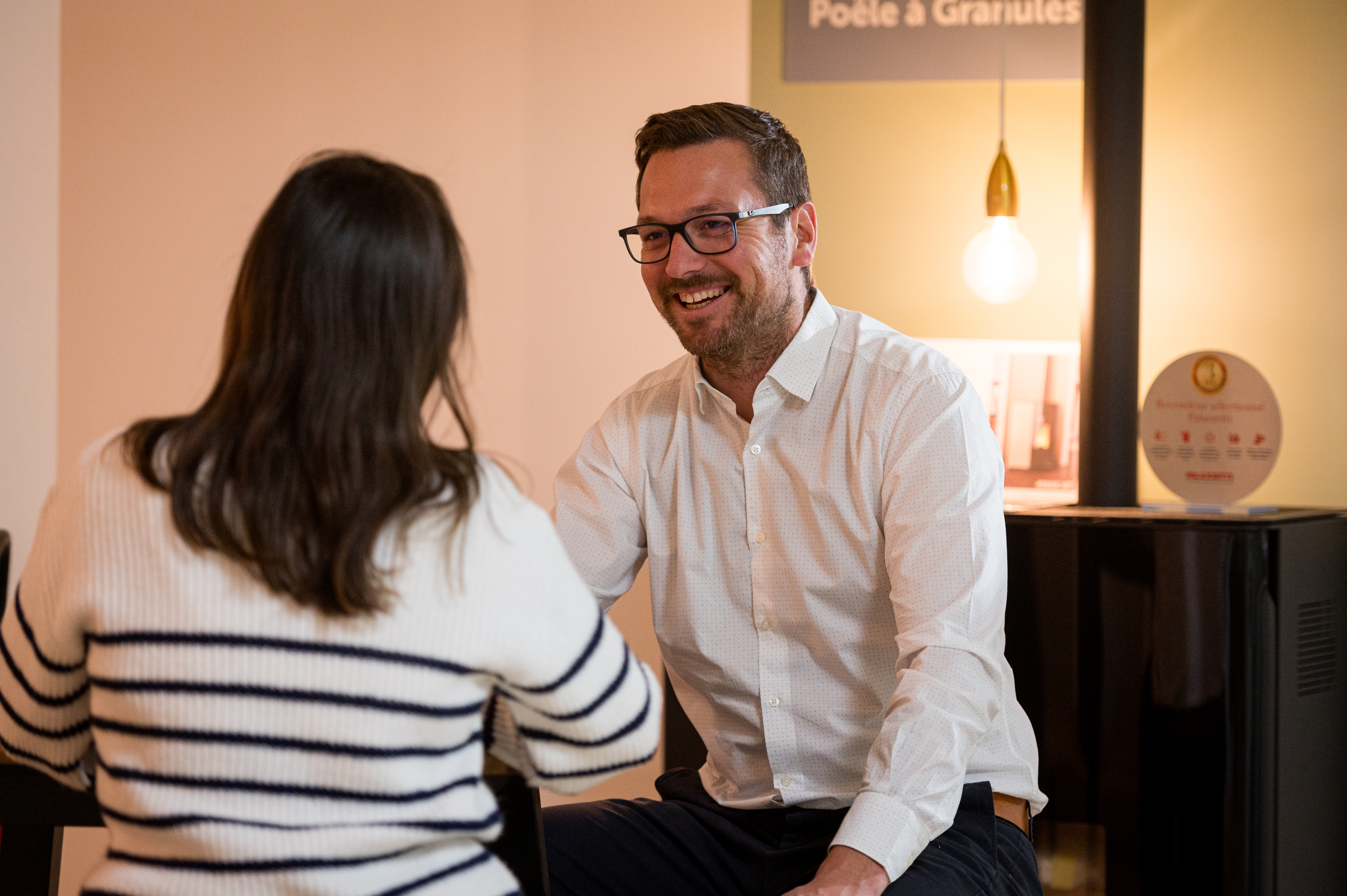 Membre d'une équipe locale HomeServe dans le Nord en agence, distant avec une cliente
