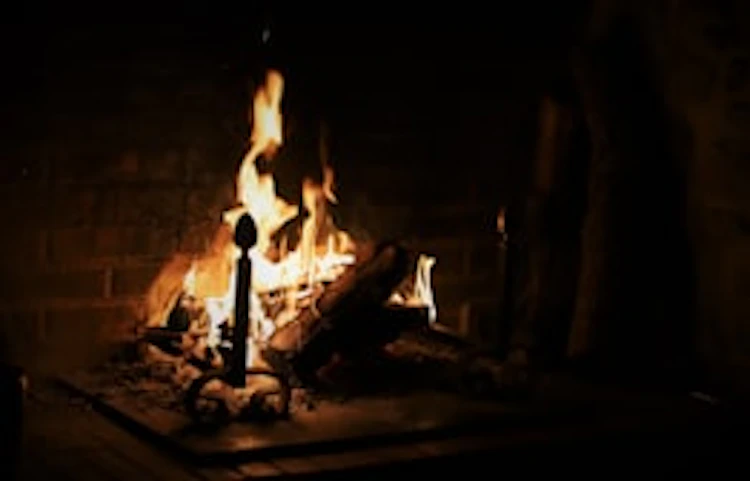 Allumage sécurisé d'un feu de cheminée par le haut avec des bûches bien empilées