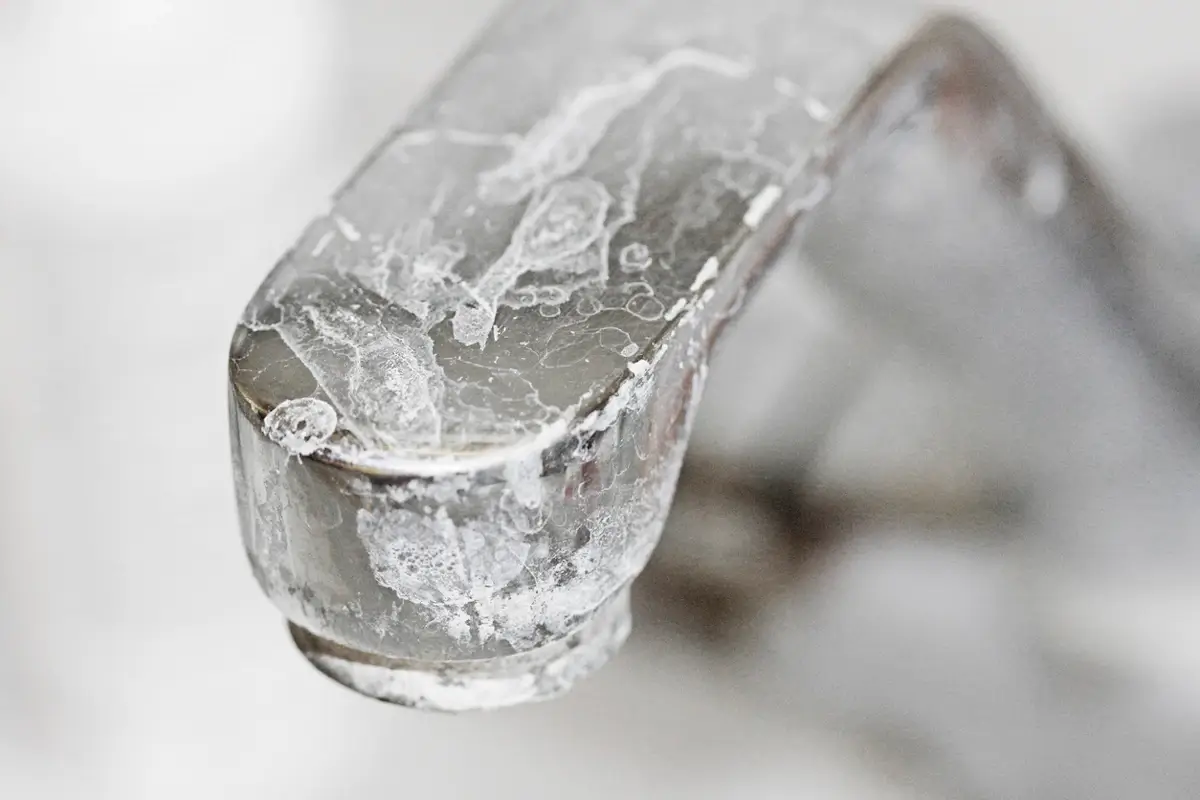 Robinet recouvert de glace gelé en gros plan