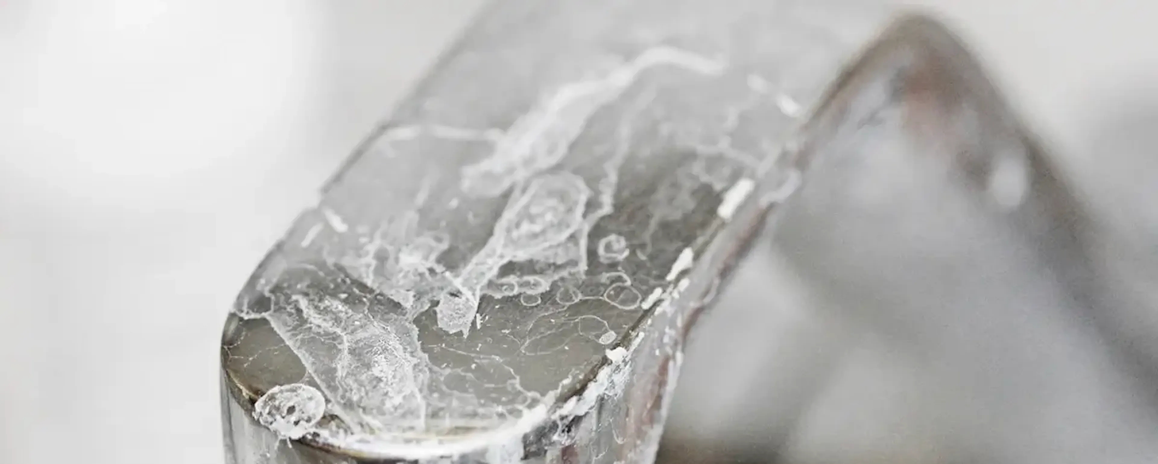 Robinet recouvert de glace gelé en gros plan