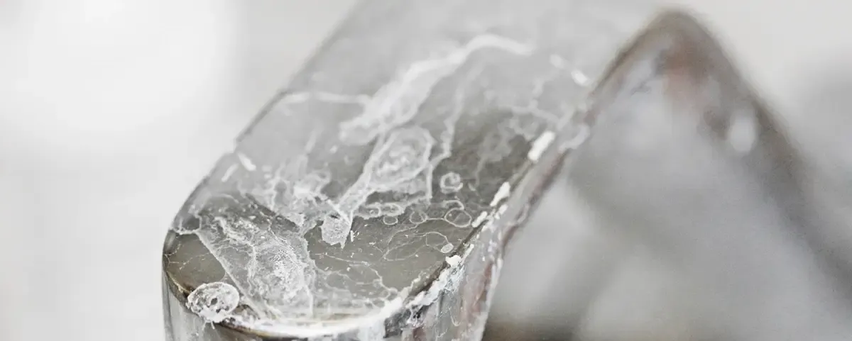Robinet recouvert de glace gelé en gros plan