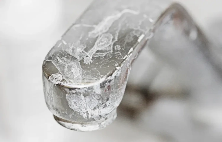 Robinet recouvert de glace gelé en gros plan