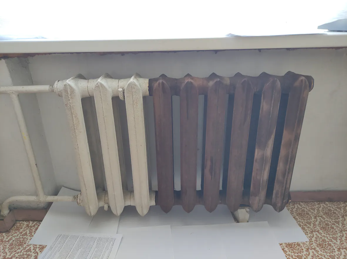 Préparation de la surface d'un radiateur avec ponçage manuel