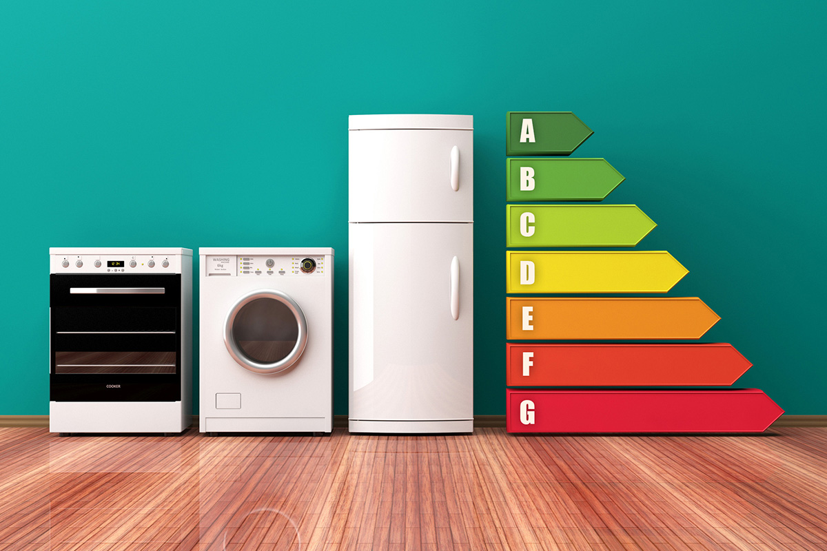 Appareils électroménagers devant un étiquetage de classe énergétique coloré