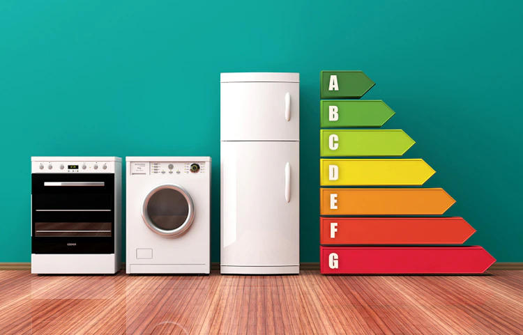 Appareils électroménagers devant un étiquetage de classe énergétique coloré