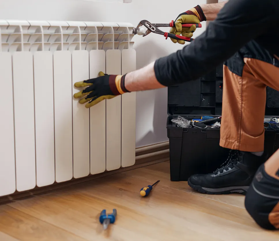 Plombier chauffagiste HomeServe en intervention sur un radiateur