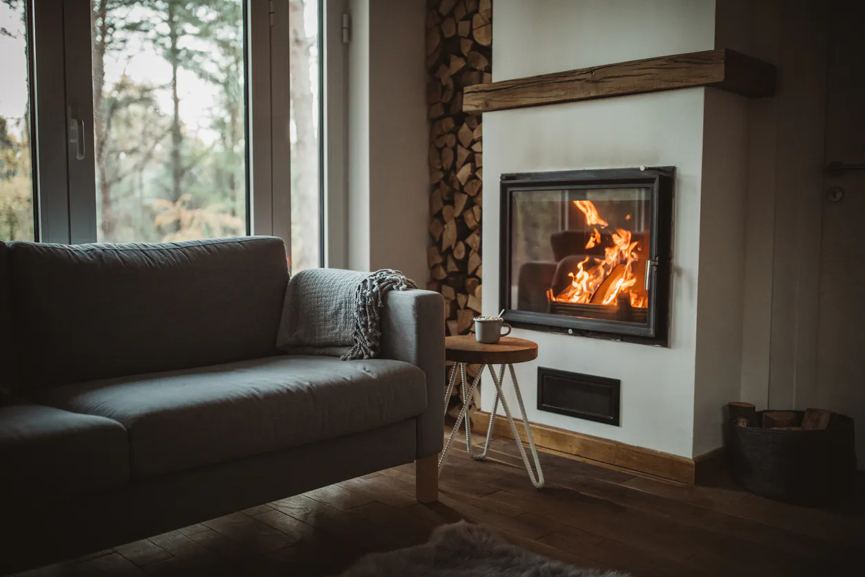 Schéma explicatif de l'allumage inversé dans un foyer à bois