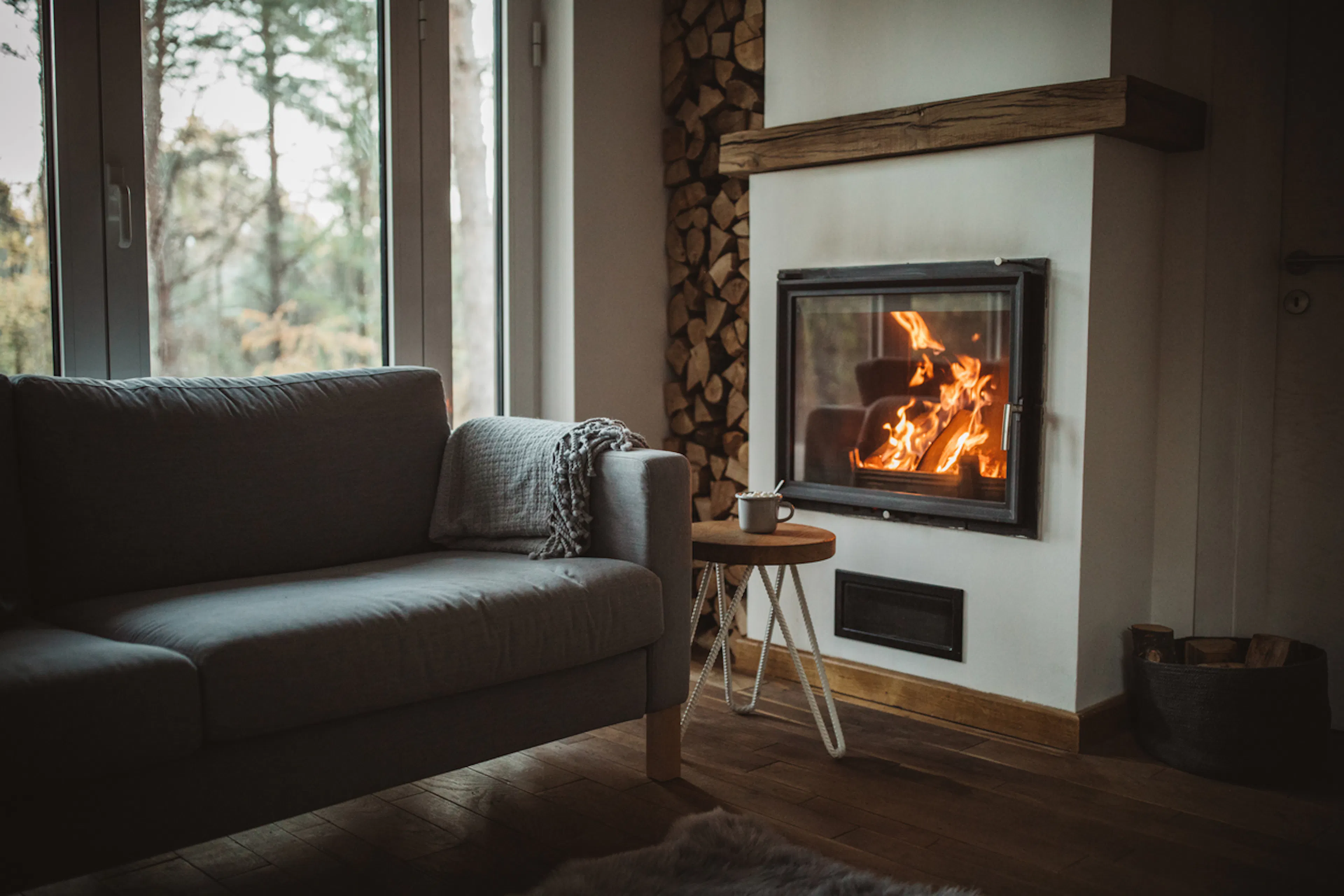 Schéma explicatif de l'allumage inversé dans un foyer à bois