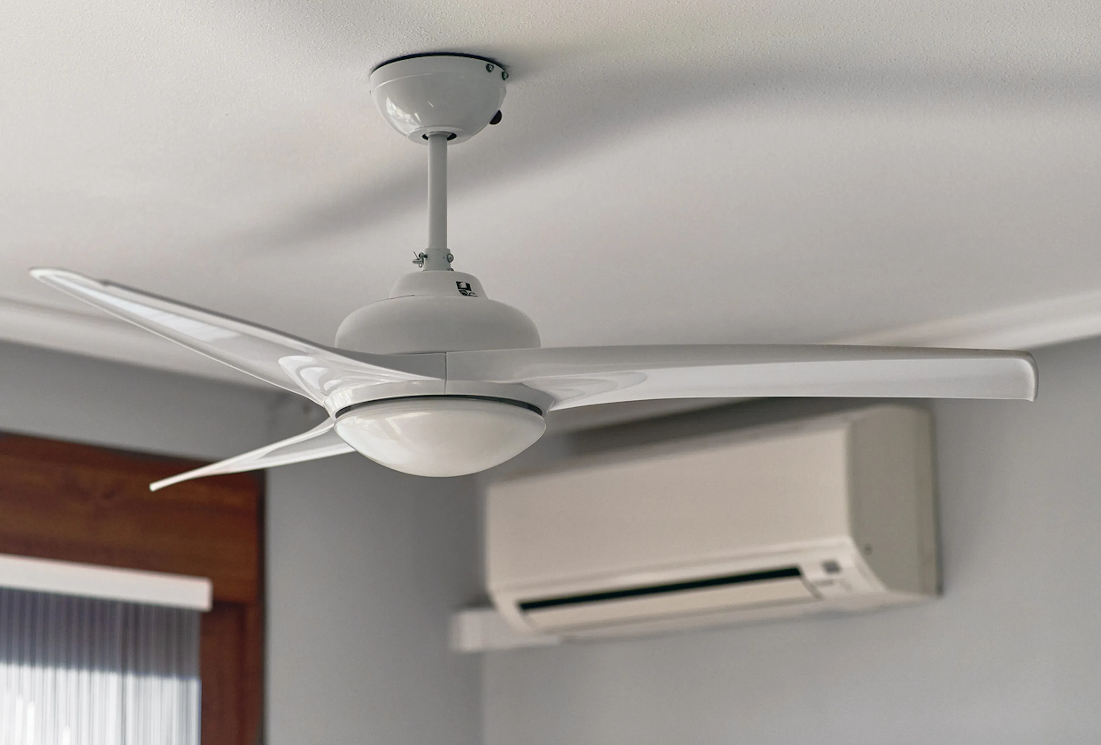 Brasseur d'air et climatisation réversible installés dans le salon d'une maison
