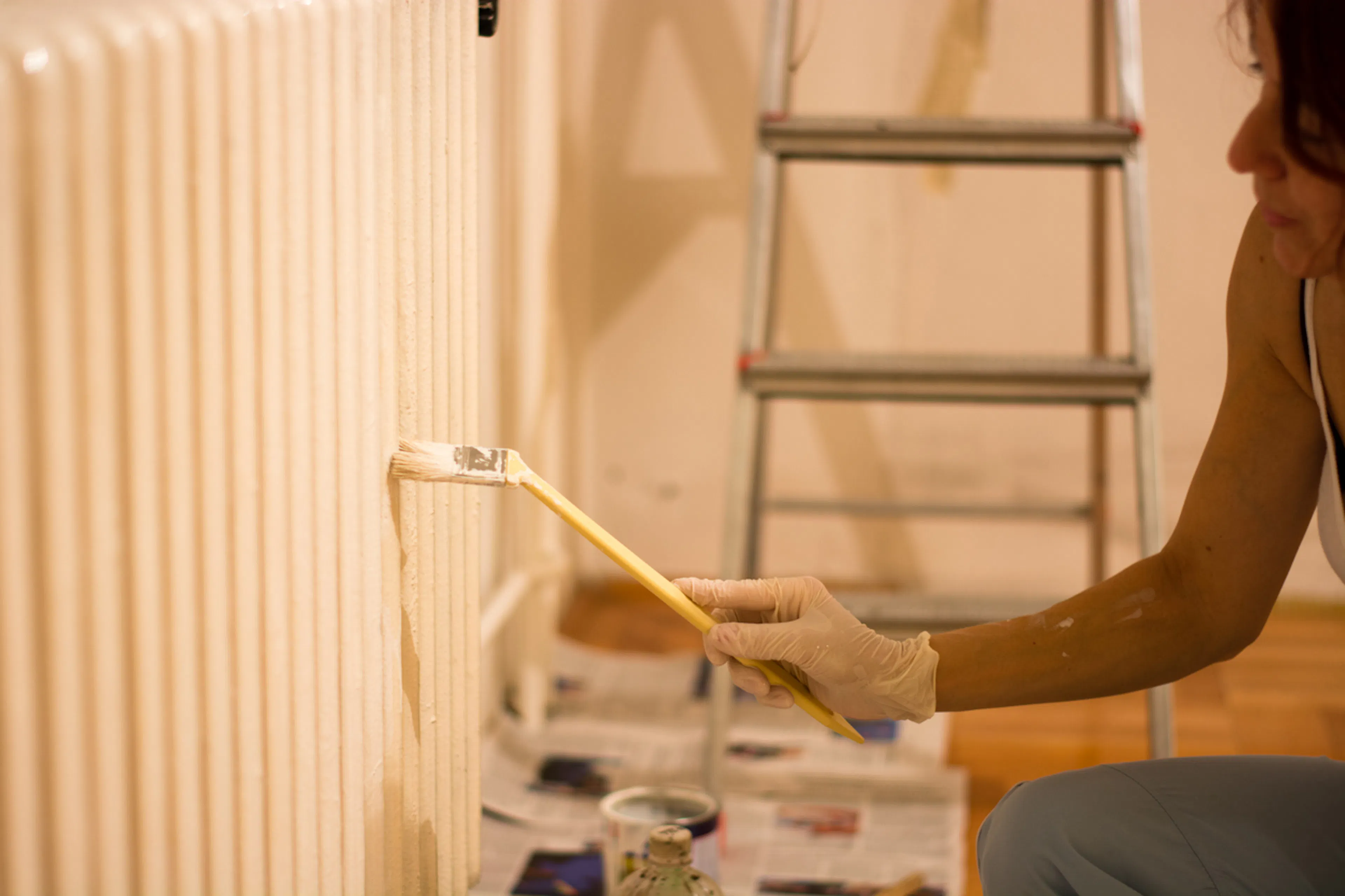 Mise en peinture au rouleau patte de lapin entre les ailettes d'un radiateur