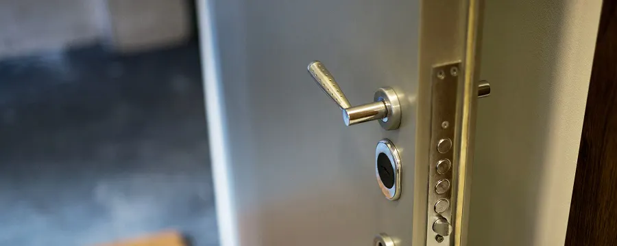 Porte d'entrée métallique avec serrure multipoints et judas