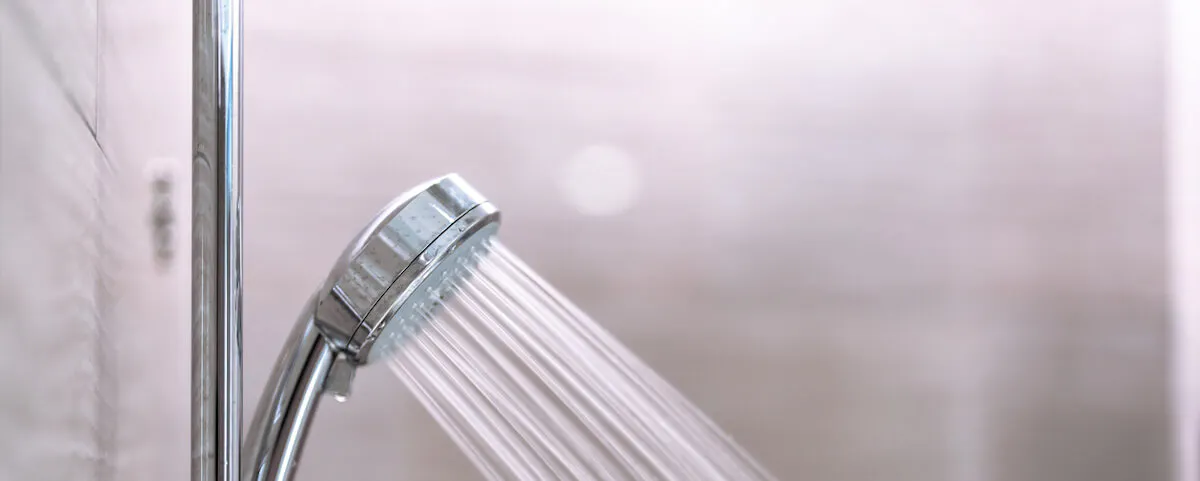 Pommeau de douche chromé avec jet d'eau dans une salle de bain