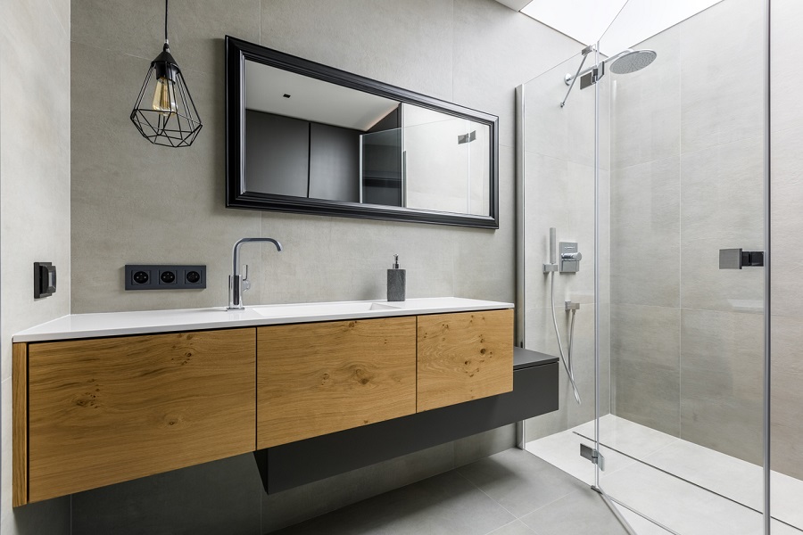 Salle de bain moderne grise avec meuble bois vasque et douche vitrée