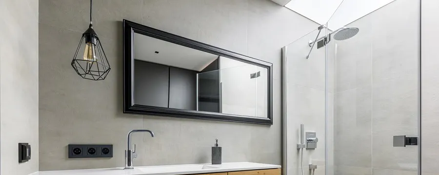 Salle de bain moderne grise avec meuble bois vasque et douche vitrée