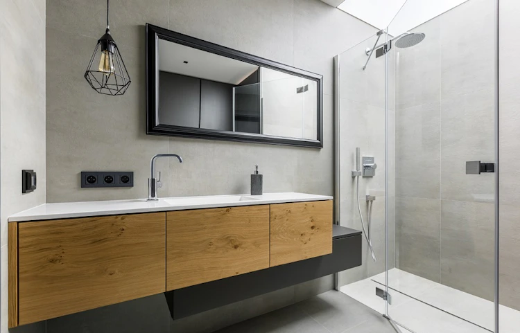 Salle de bain moderne grise avec meuble bois vasque et douche vitrée