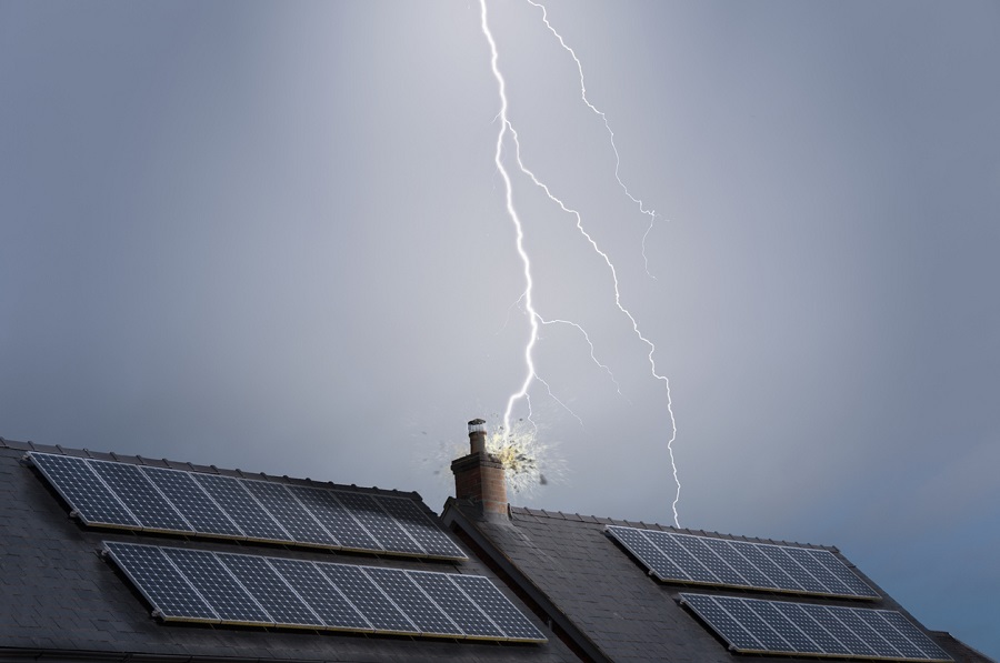 Panneaux solaires sur toit de maison frappés par un éclair lors d'un orage