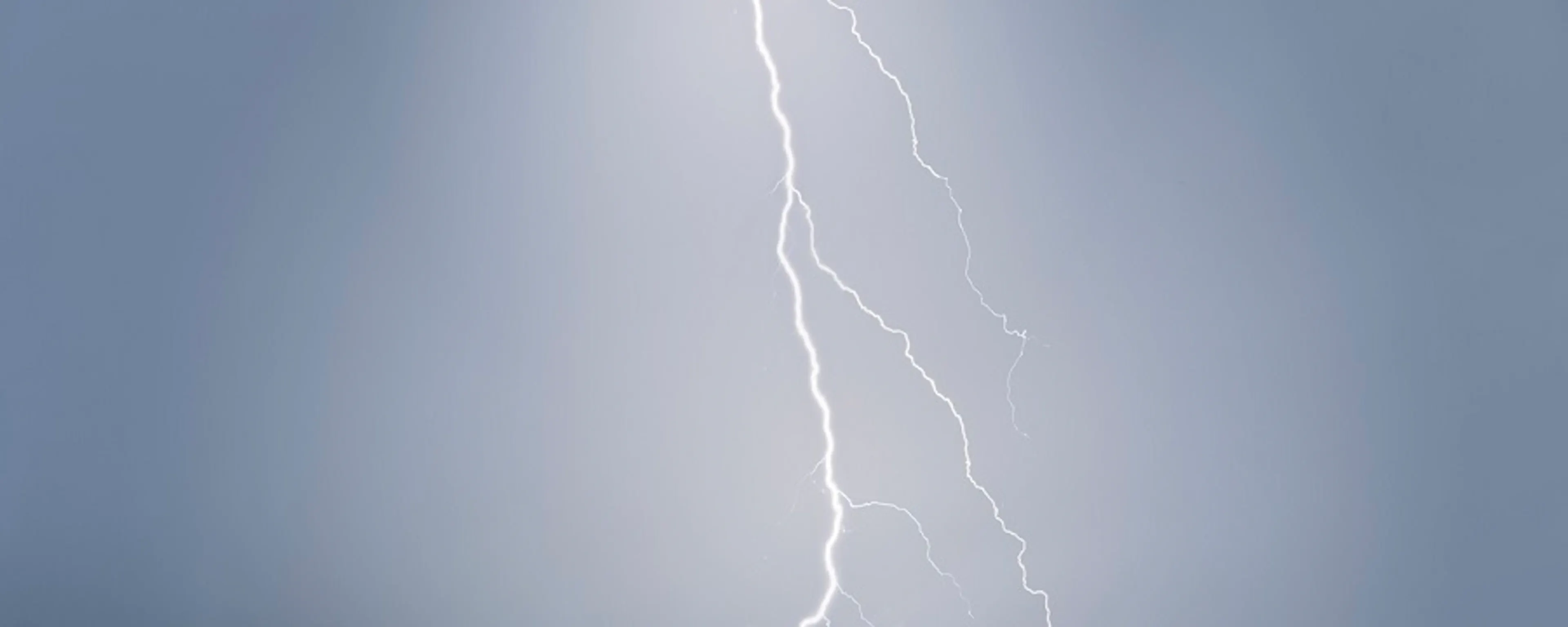 Panneaux solaires sur toit de maison frappés par un éclair lors d'un orage
