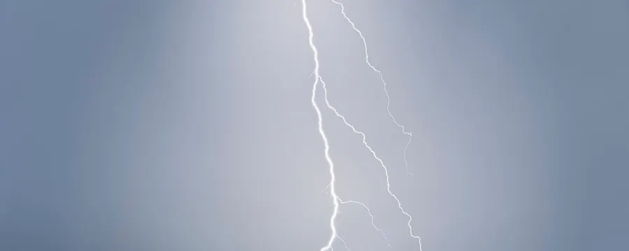 Panneaux solaires sur toit de maison frappés par un éclair lors d'un orage