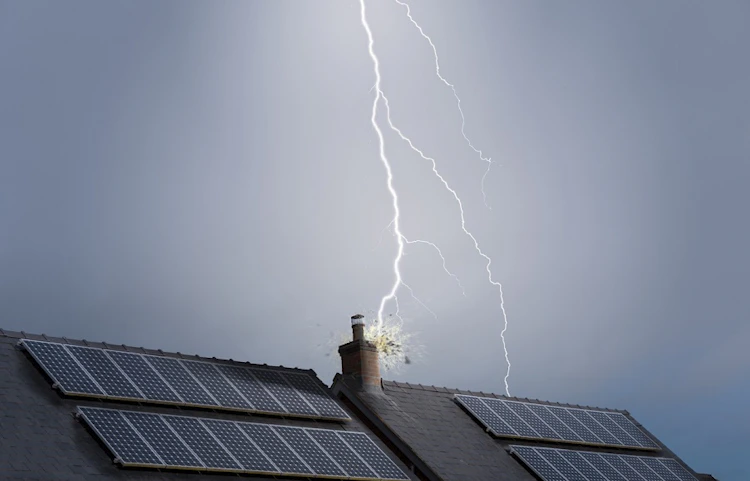 Panneaux solaires sur toit de maison frappés par un éclair lors d'un orage