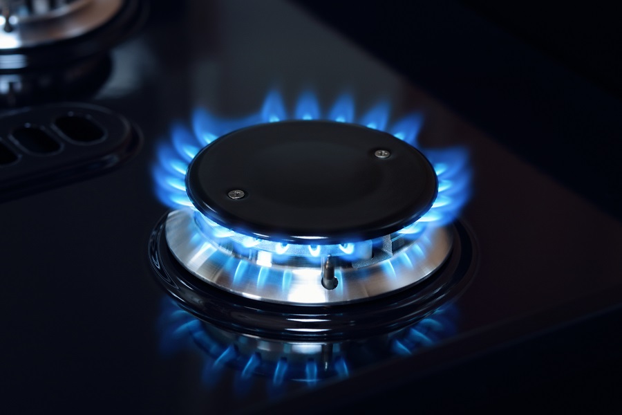 Brûleur de cuisinière à gaz avec flamme bleue allumée