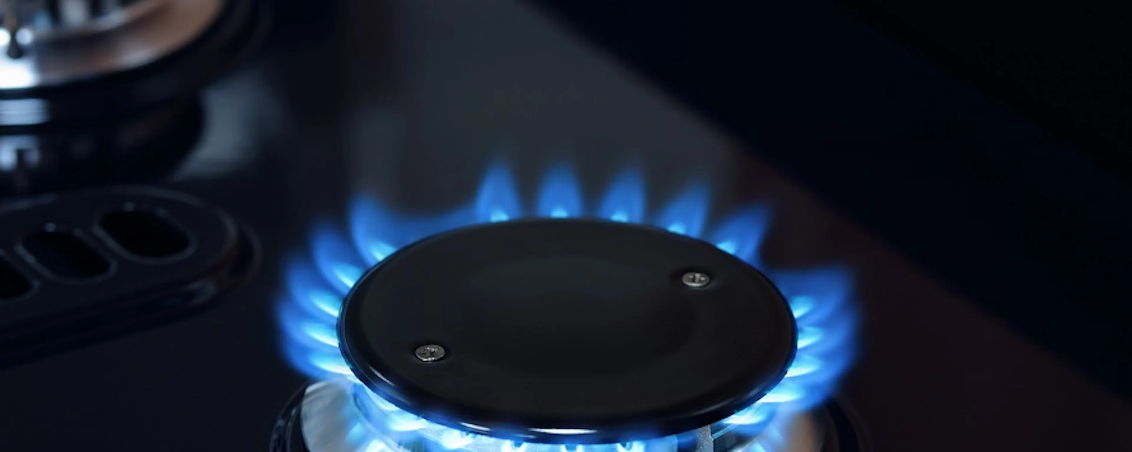 Brûleur de cuisinière à gaz avec flamme bleue allumée
