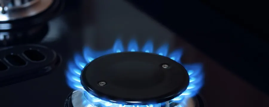 Brûleur de cuisinière à gaz avec flamme bleue allumée