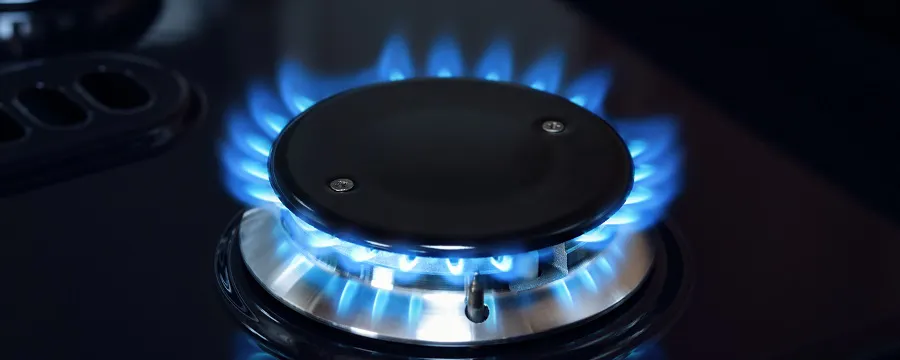Brûleur de cuisinière à gaz avec flamme bleue allumée