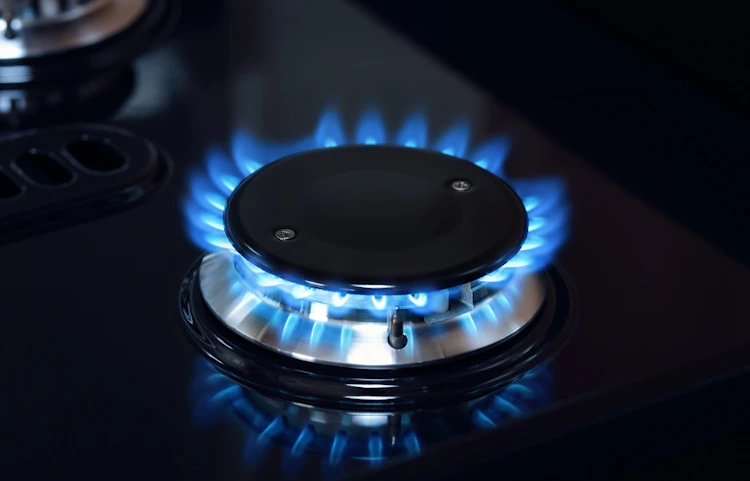 Brûleur de cuisinière à gaz avec flamme bleue allumée