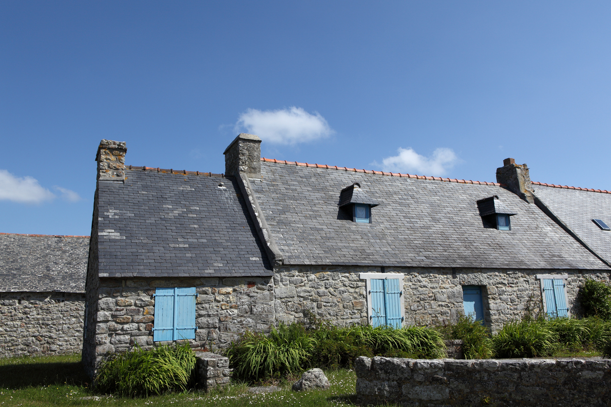 Maison bretonne en pierre avec un toit en ardoise